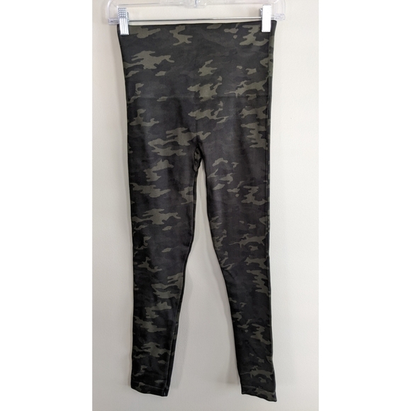 Spanx Look At Me Now Seamless Leggings in Green Camo Medium - Picture 2 of 6